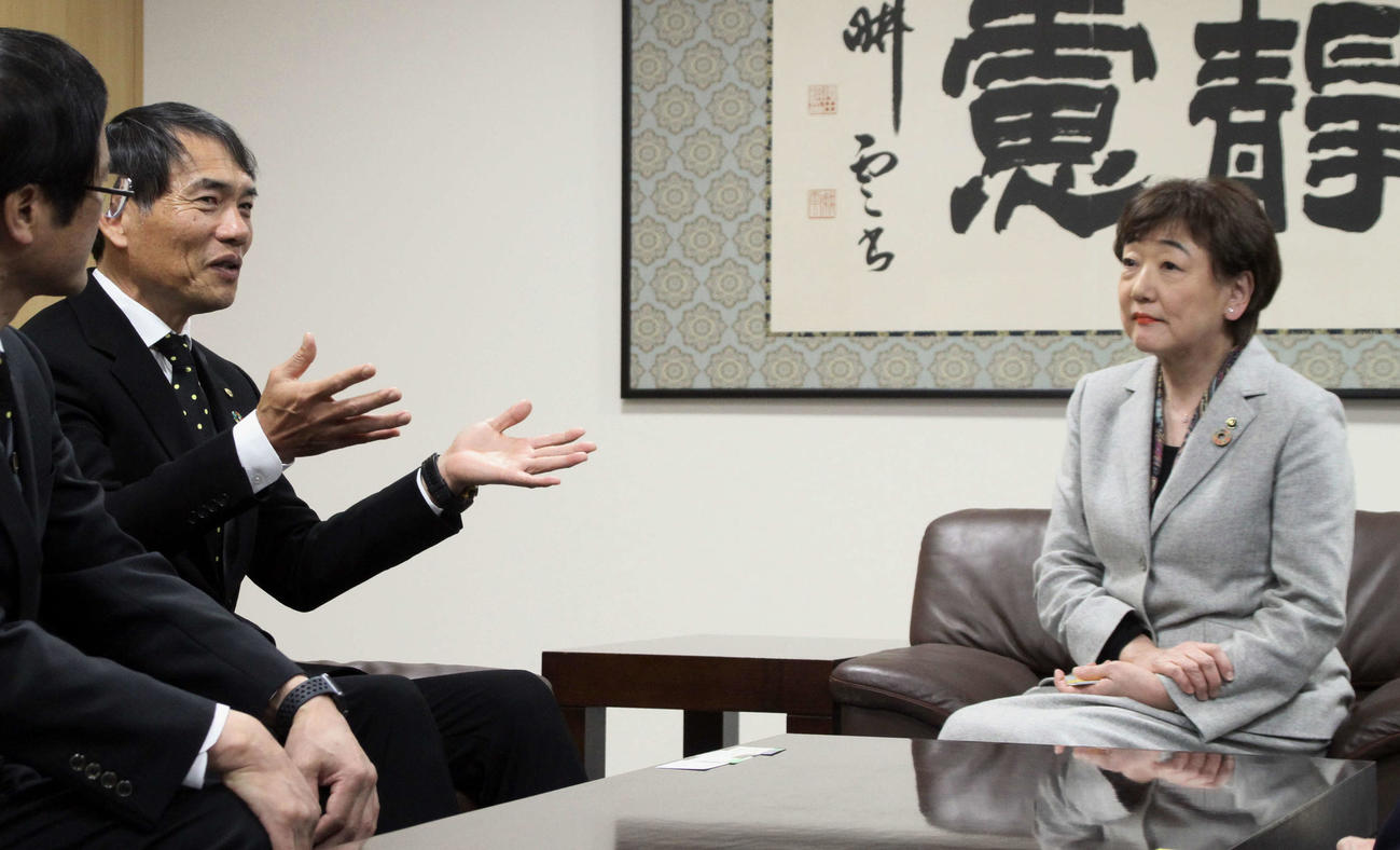 郡仙台市長（右）と談話する森山監督（左から2人目）（撮影・木村有優）