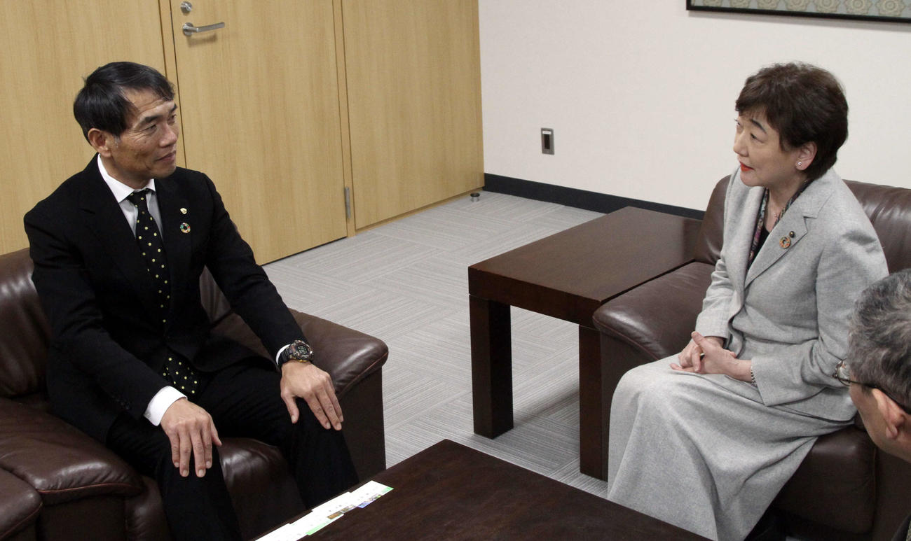 郡仙台市長（右）と談話する森山監督（撮影・木村有優）