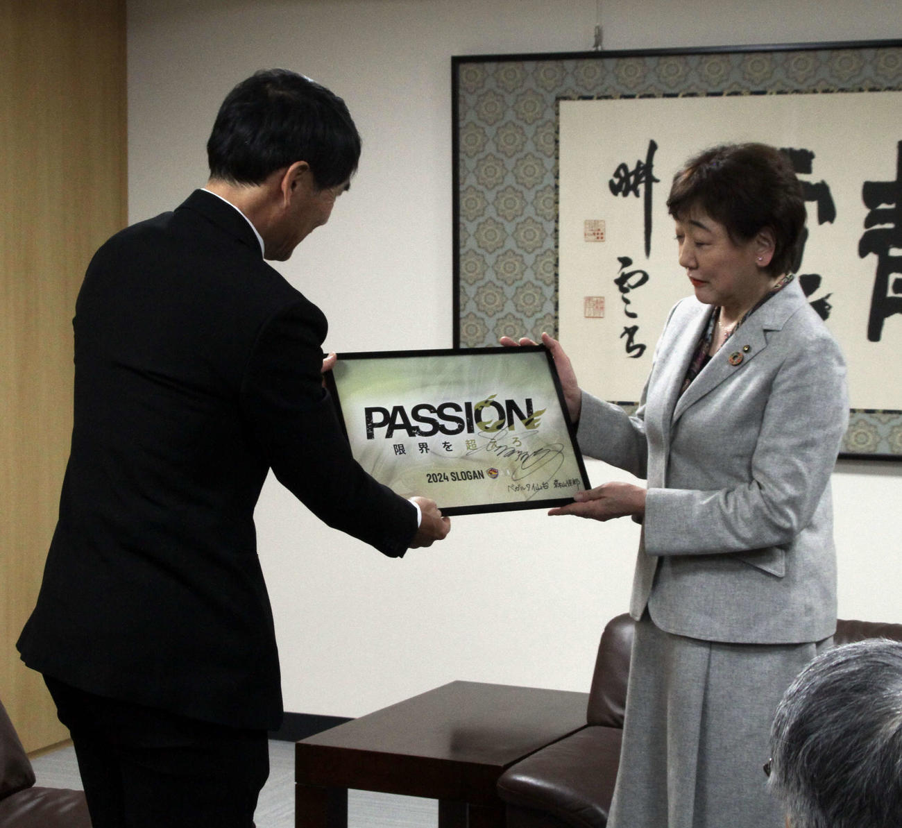 郡仙台市長（右）へチームスローガンの「PASSION」と書かれたパネルを渡す森山監督（撮影・木村有優）