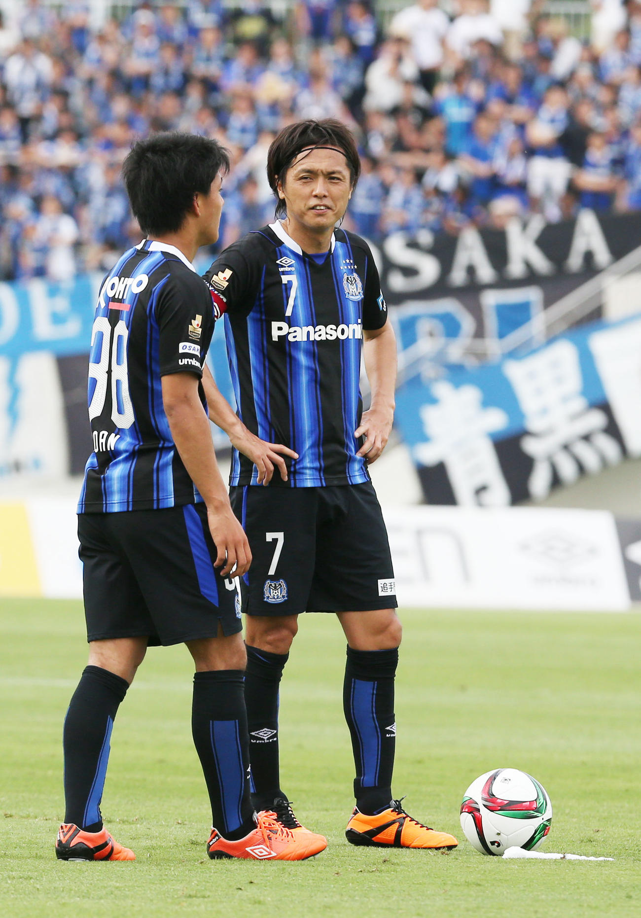 J1G大阪対仙台　FKの前にG大阪MF堂安律（左）と話し合うMF遠藤保仁（2015年6月20日撮影）