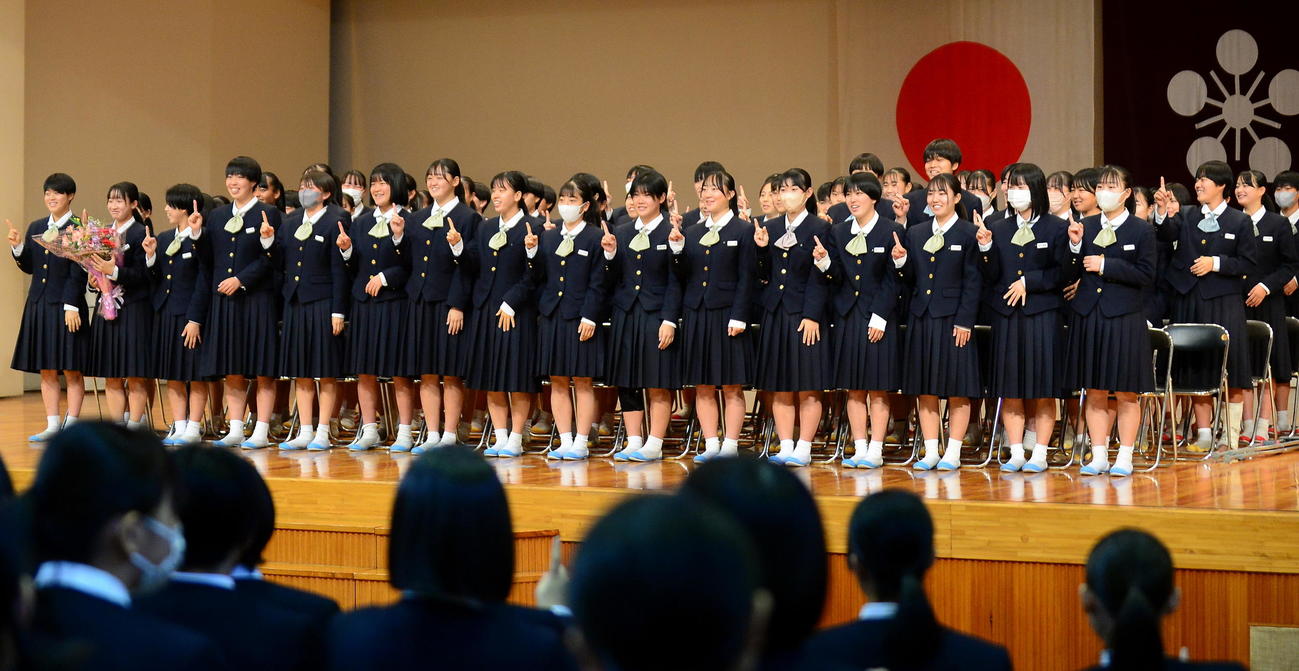 一般の生徒と一緒に「順心ナンバーワン」ポーズを決める選手たち