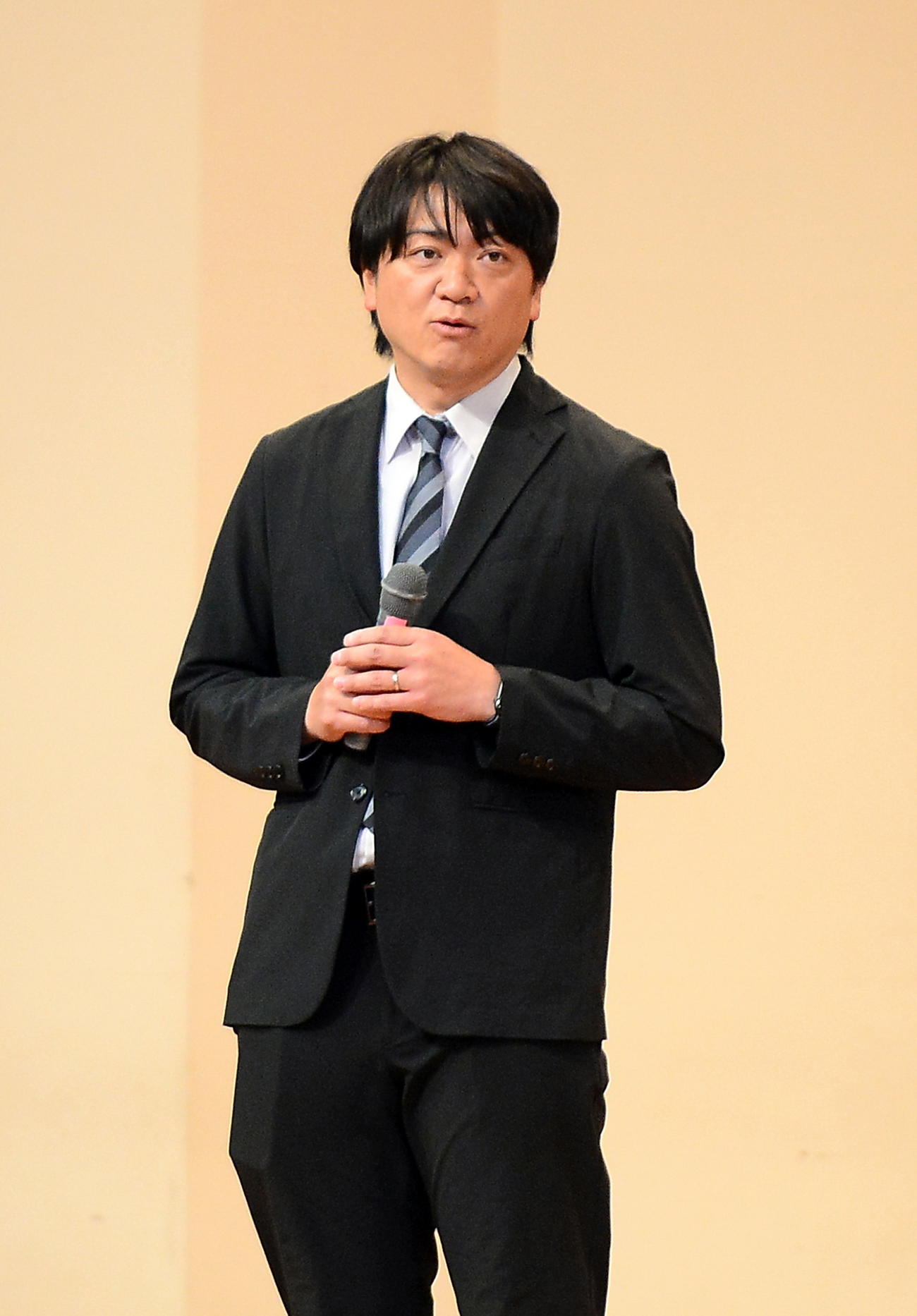 優勝報告会であいさつをする中村監督