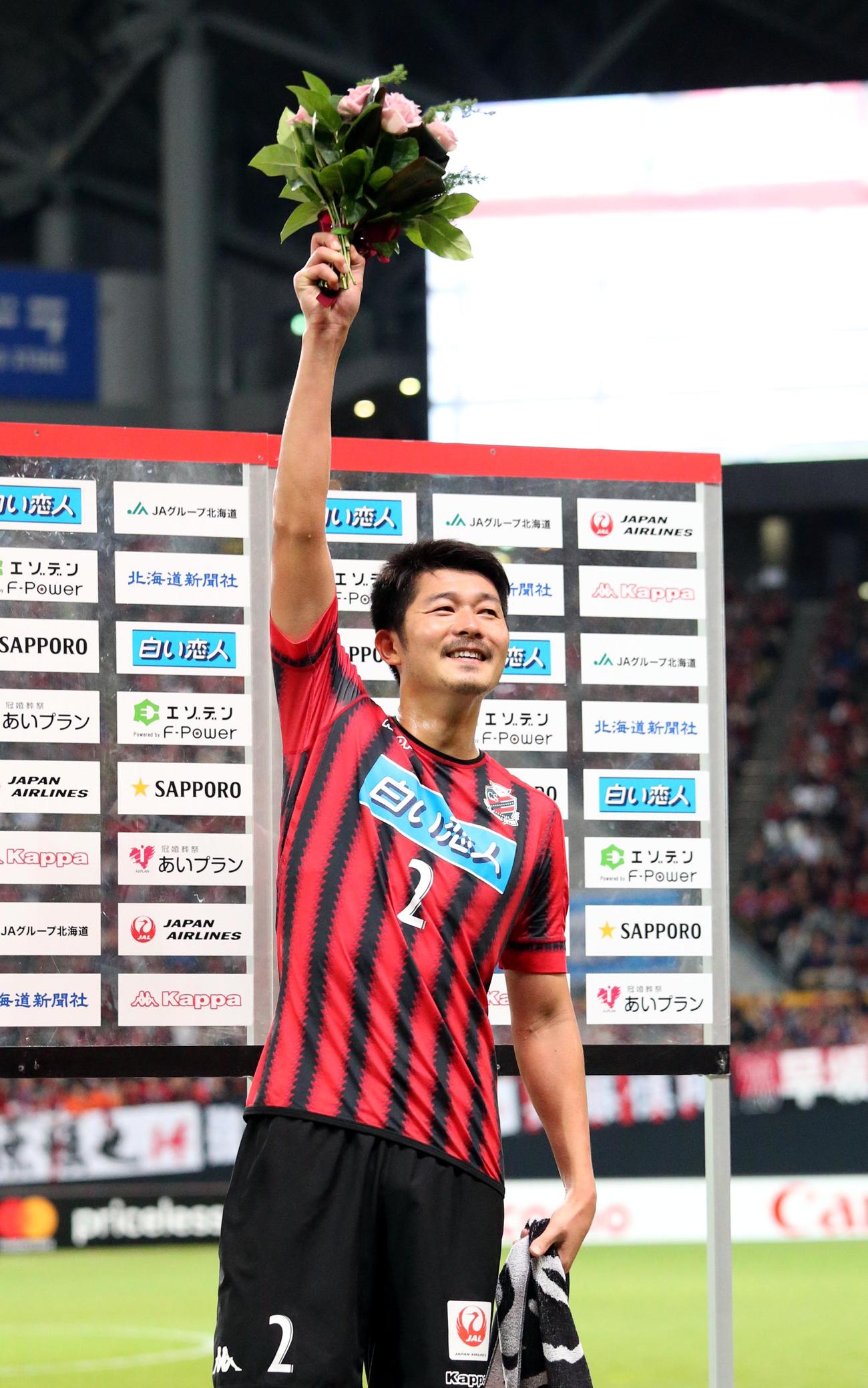 17年12月2日　札幌対鳥栖　ヒーローインタビューでファンの声援に応える札幌DFの横山知伸さん