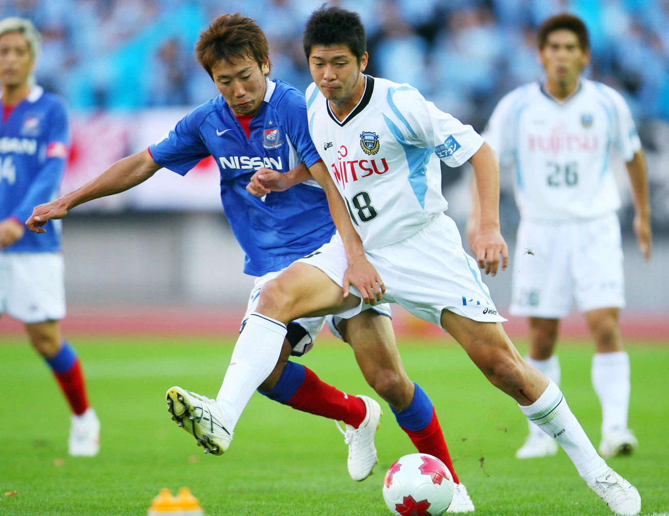 天皇杯4回戦　横浜FW渡辺千真と競り合う川崎F・MF横山知伸さん（09年11月15日撮影）