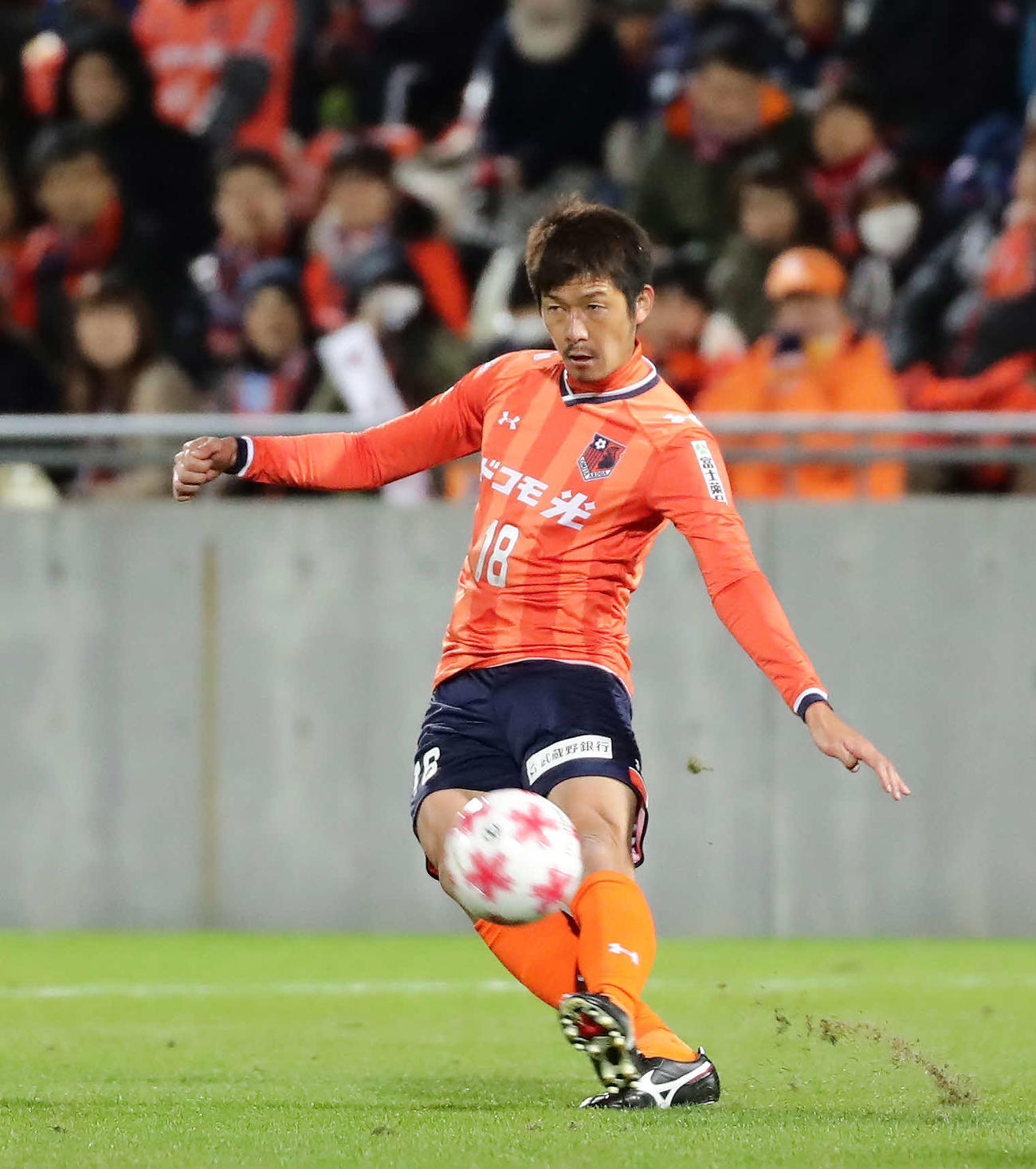 天皇杯4回戦大宮対横浜FC　ロングキックでパスを送る大宮MF横山知伸さん（16年11月9日撮影）