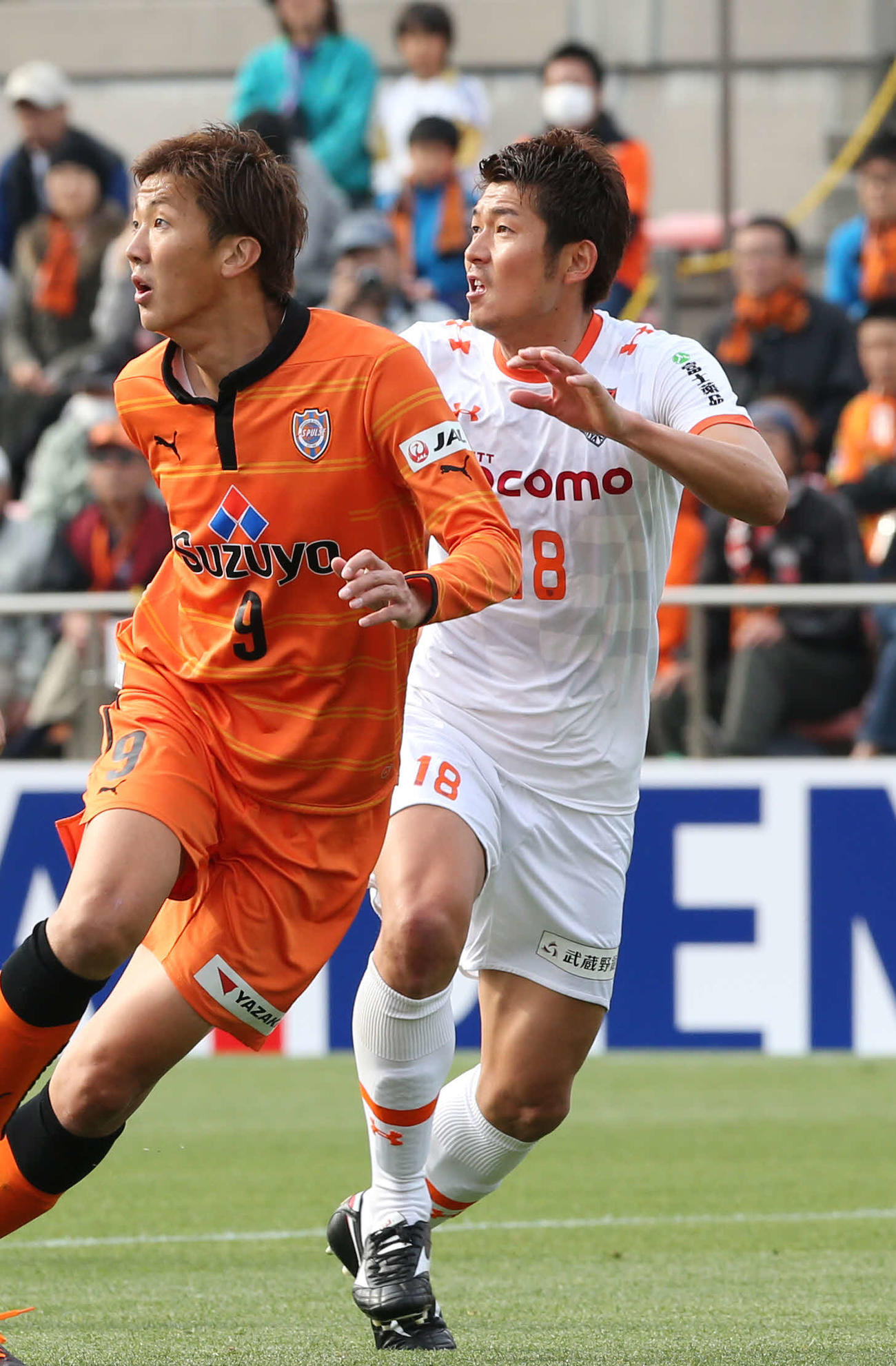 清水対大宮　清水長沢をマークする大宮の横山知伸さん（14年4月12日撮影）