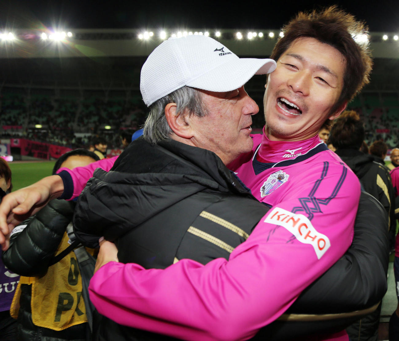 12年12月1日　C大阪対川崎F C大阪レビークルピ監督（左）と抱きあう横山さん