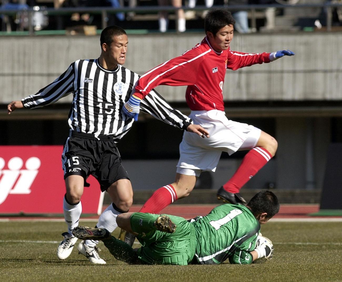 03年1月5日　高校サッカー、国見対帝京　ゴール前に詰める帝京FW時代の横山さん（右）