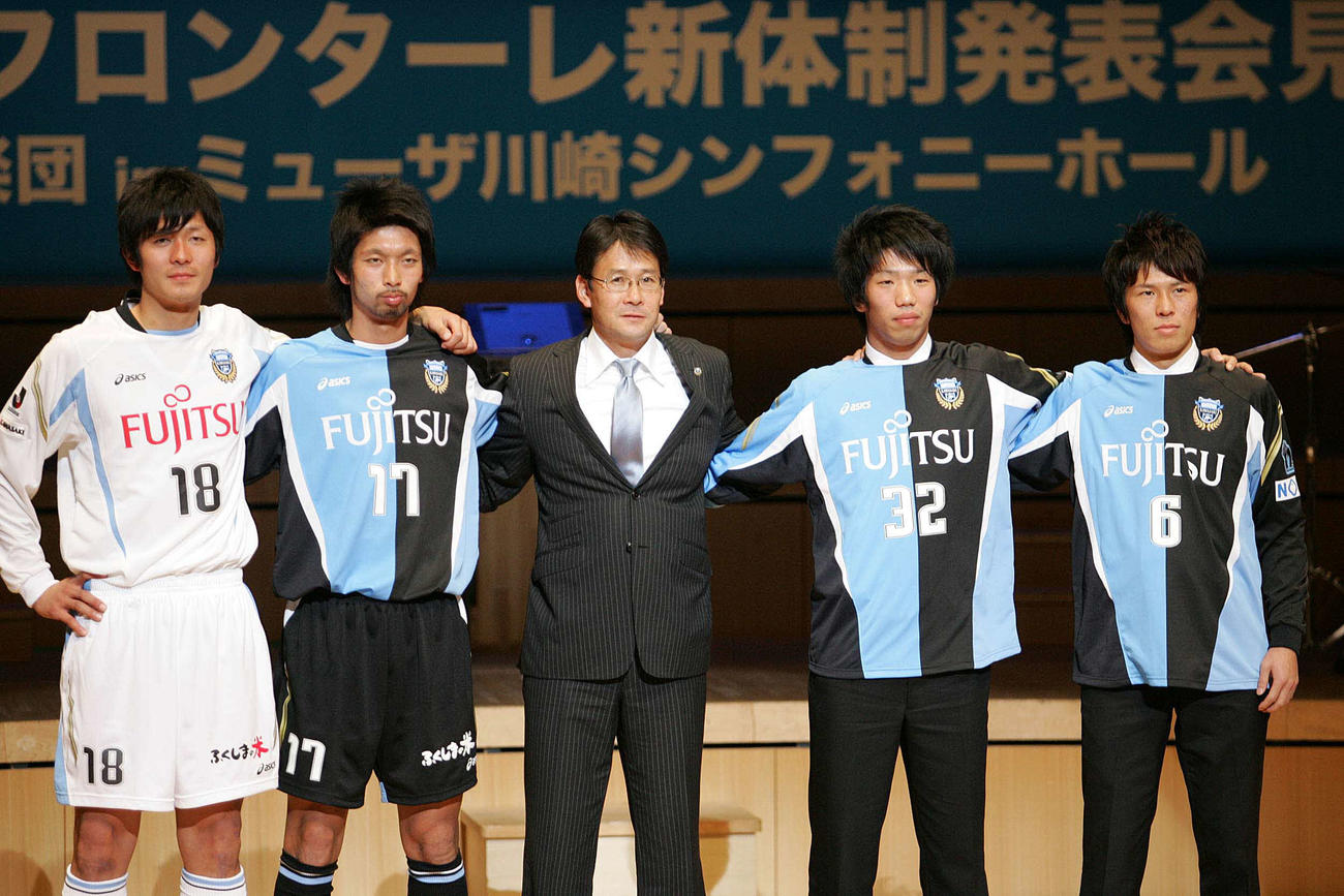 川崎F新体制発表会見　関塚隆監督(中央）と肩を組む新入団選手。右から田坂祐介、吉田勇樹、1人おいて菊地光将、横山知伸さん（08年1月18日撮影）
