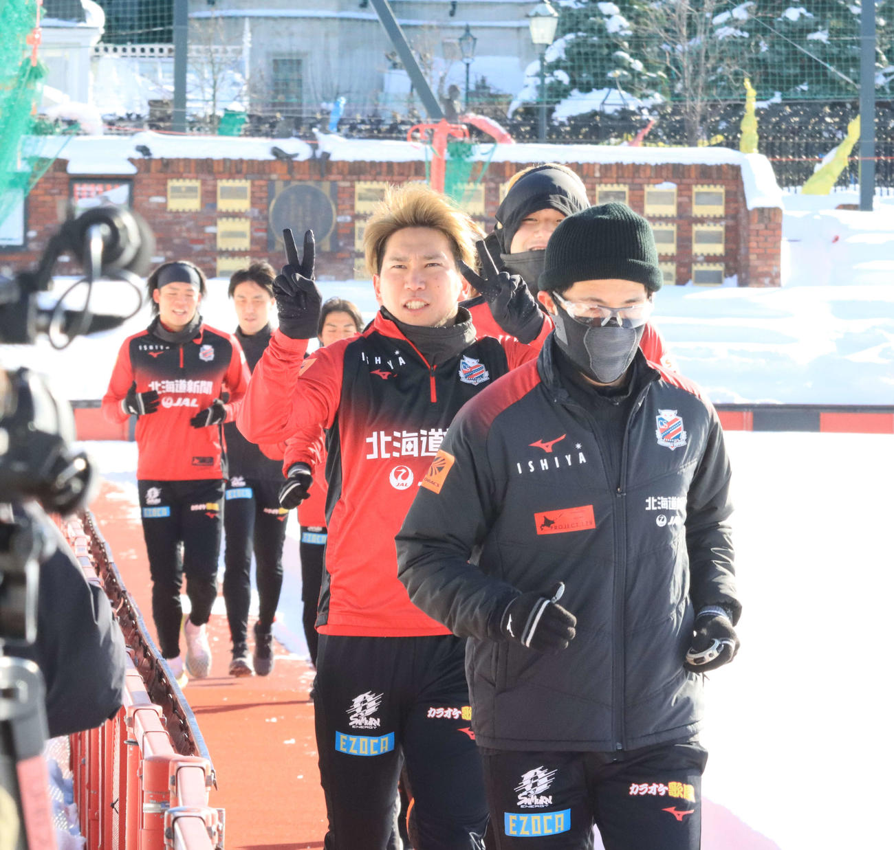 合同自主トレに参加した札幌浅野（手前から2人目）はランニングしながらカメラに向かってピースサイン（撮影・保坂果那）