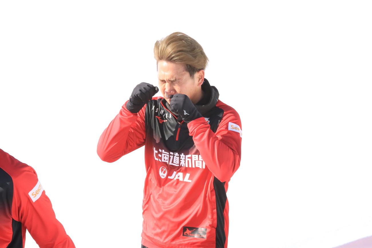 合同自主トレに参加した札幌浅野はランニング後、額の汗を拭う（撮影・保坂果那）