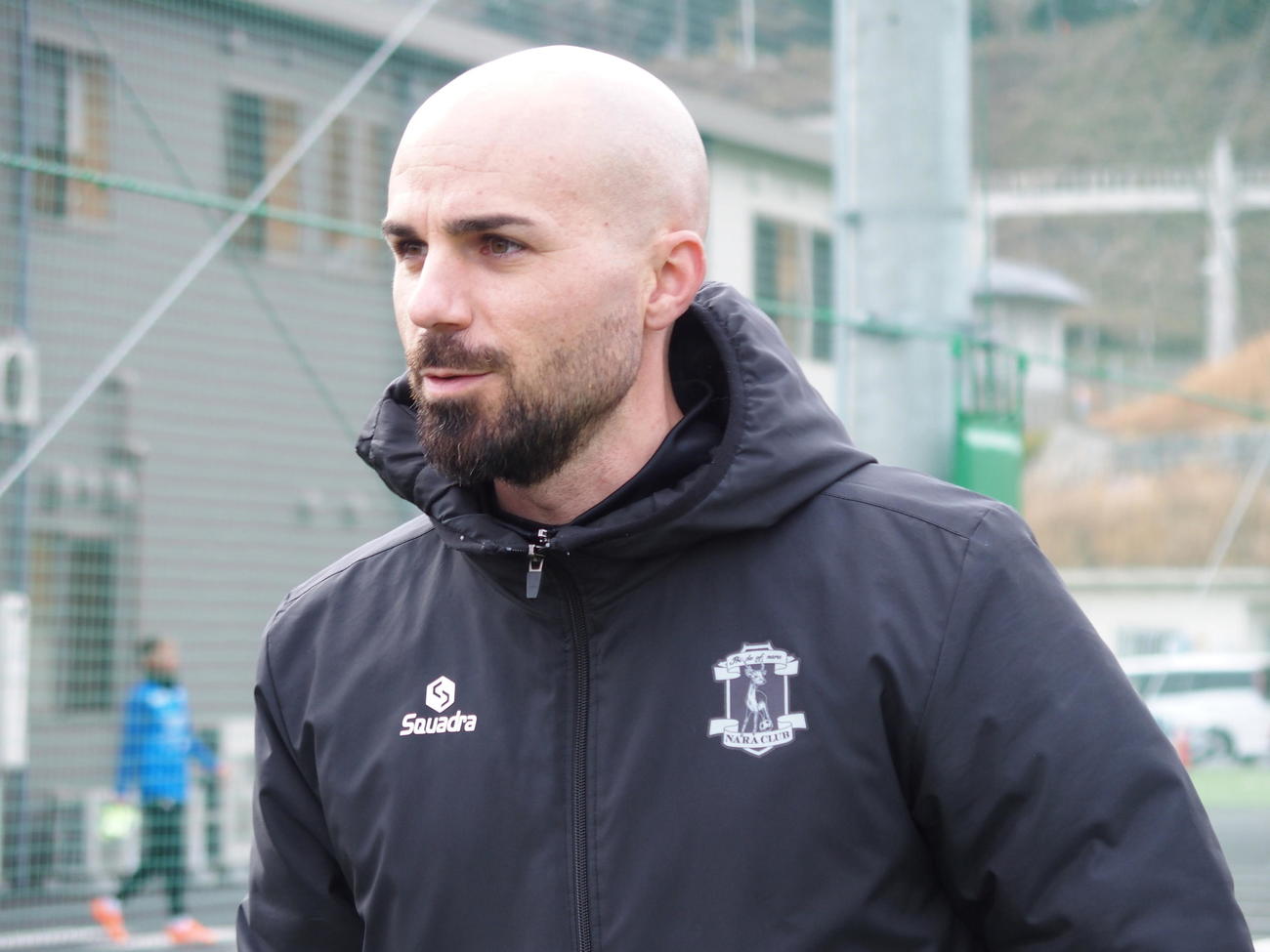 始動日の練習後に取材対応する奈良クラブのフリアン監督（撮影・永田淳）