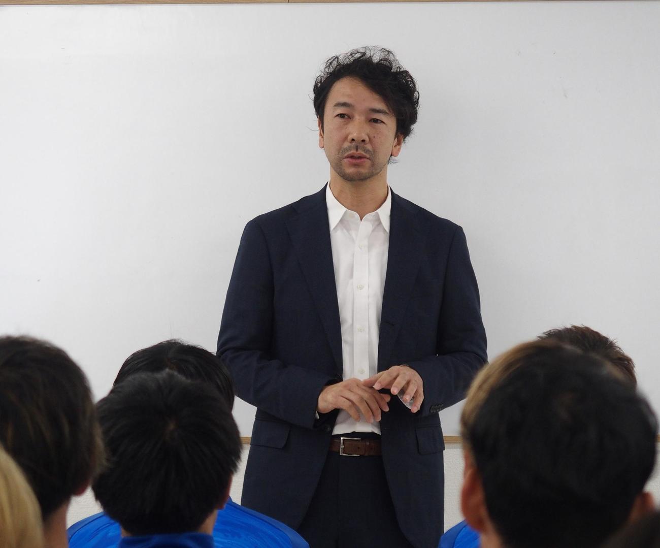 始動日のミーティングで選手に話をする奈良クラブの浜田満社長（撮影・永田淳）