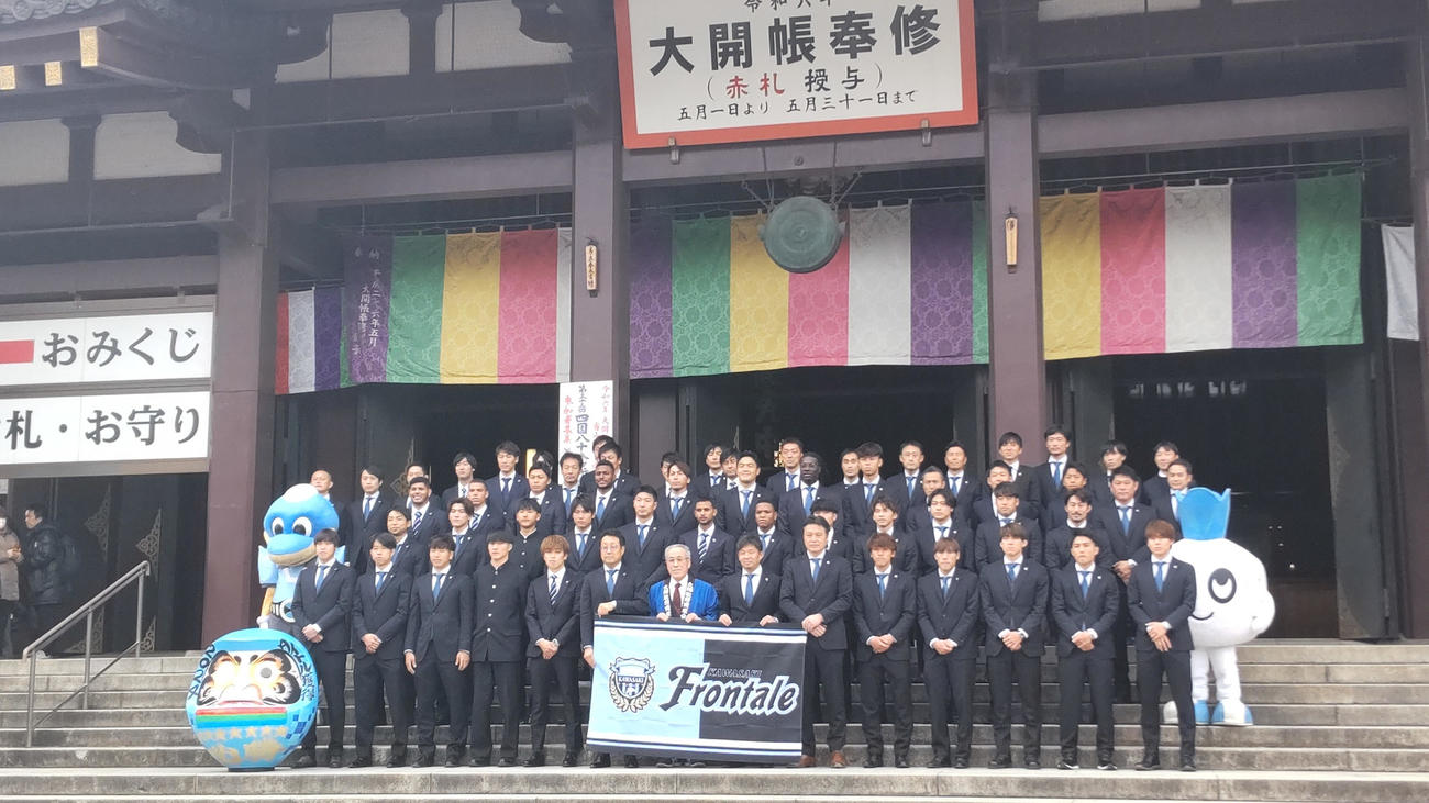 川崎大師での必勝祈願後に記念撮影する川崎Fの選手ら