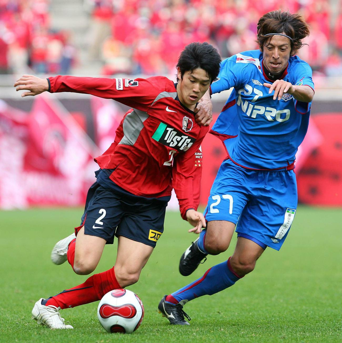 07年、鹿島DF内田篤人と競り合う甲府DF御厨貴文