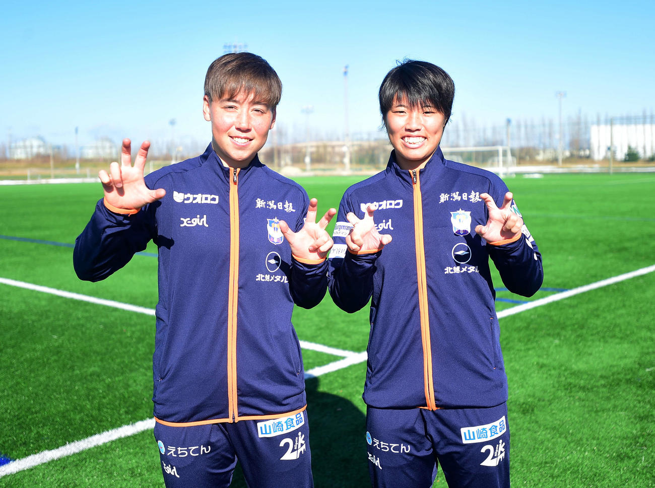 辰（たつ）年にちなんでポーズする新潟レディースの年女、シャーン（左）と加村