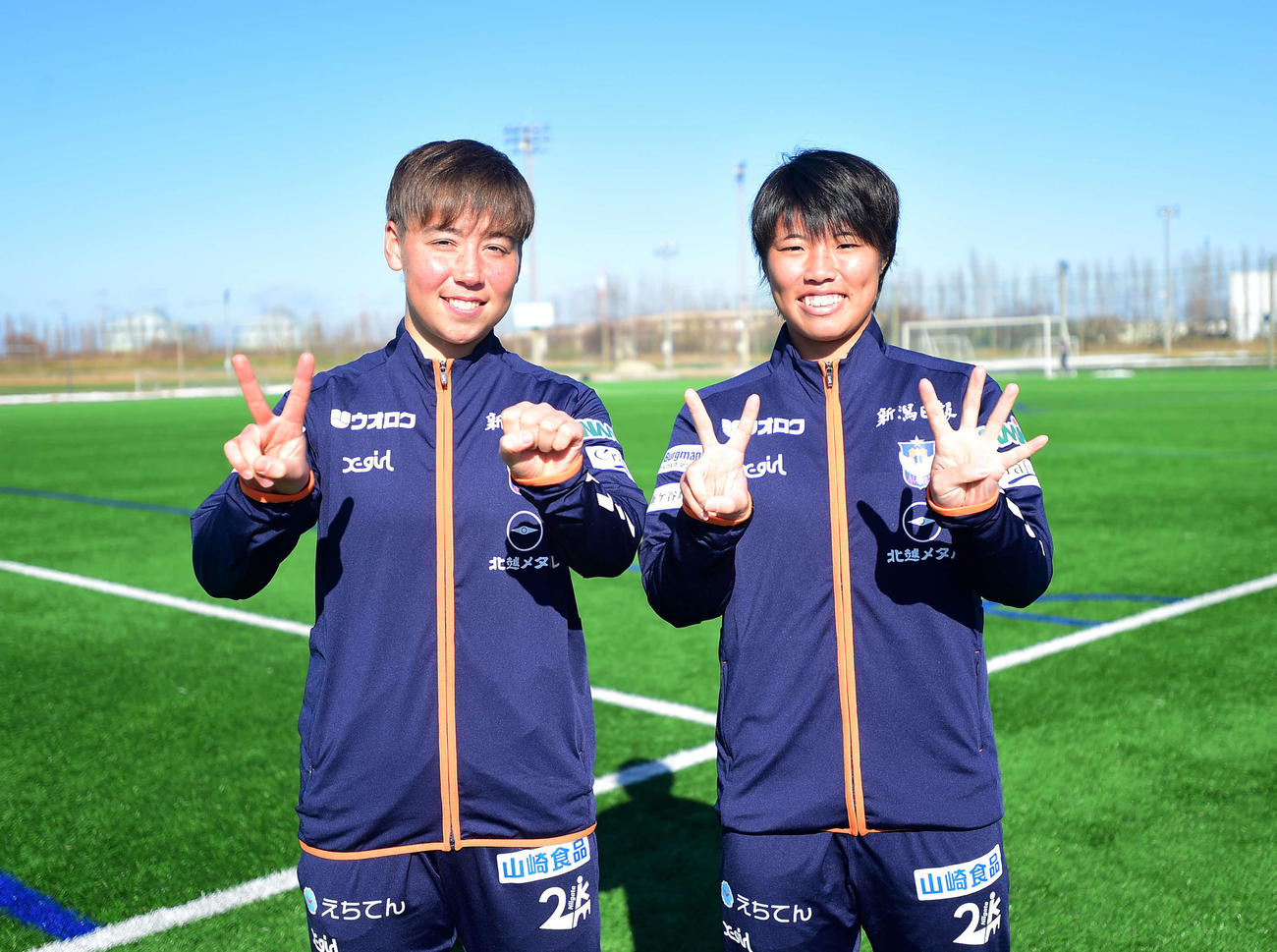 新潟レディースの年女、シャーン（左）と加村