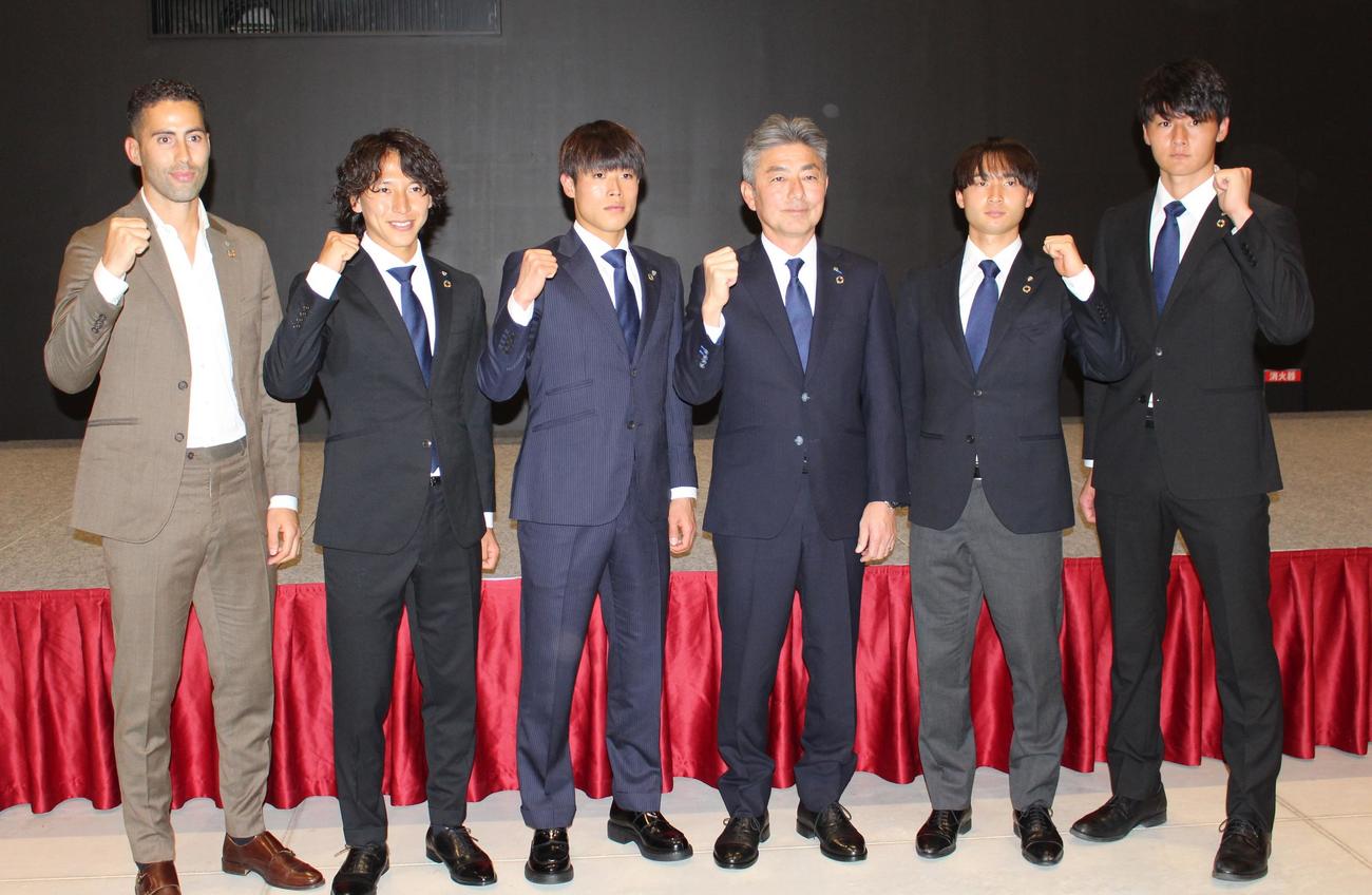 福岡の新体制発表でガッツポーズする新加入のFWベンカリファ、MF松岡大起、FW岩崎悠人、長谷部茂利監督、MF重見柾斗、GK菅沼一晃（左から）（撮影・菊川光一）