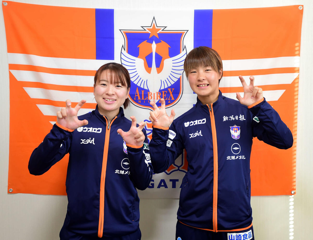 新潟レディースの年女、武田（左）と白井