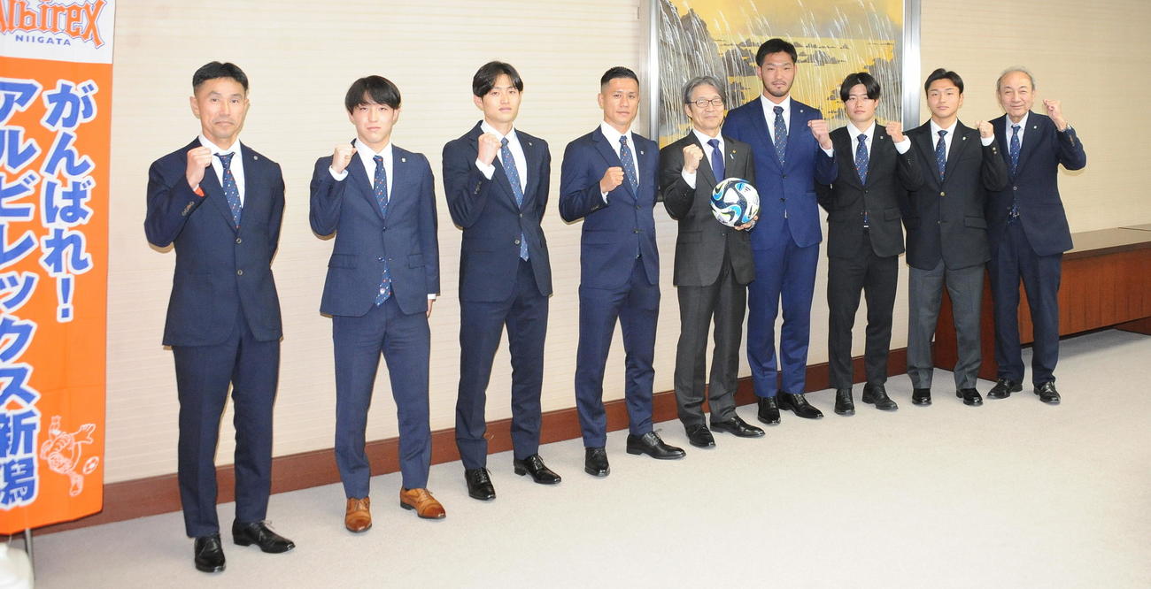 笠鳥副知事（左から5人目）に優勝を誓った新潟のメンバー。左から松橋監督、奥村、宮本、小野、1人置いて吉満、森、石山、中野社長