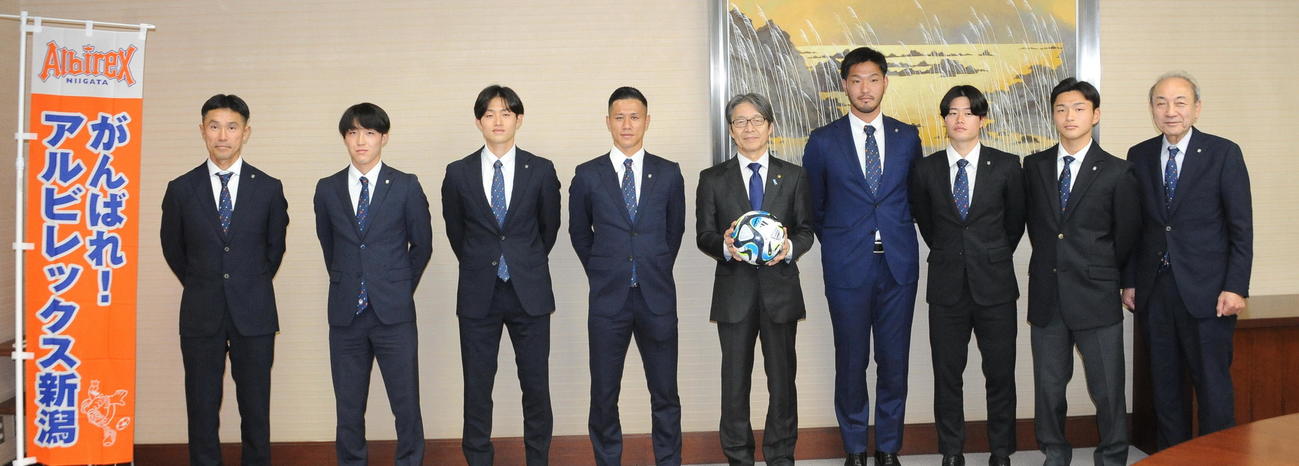 笠鳥副知事（左から5人目）に優勝を誓った新潟のメンバー。左から松橋監督、奥村、宮本、小野、1人置いて吉満、森、石山、中野社長