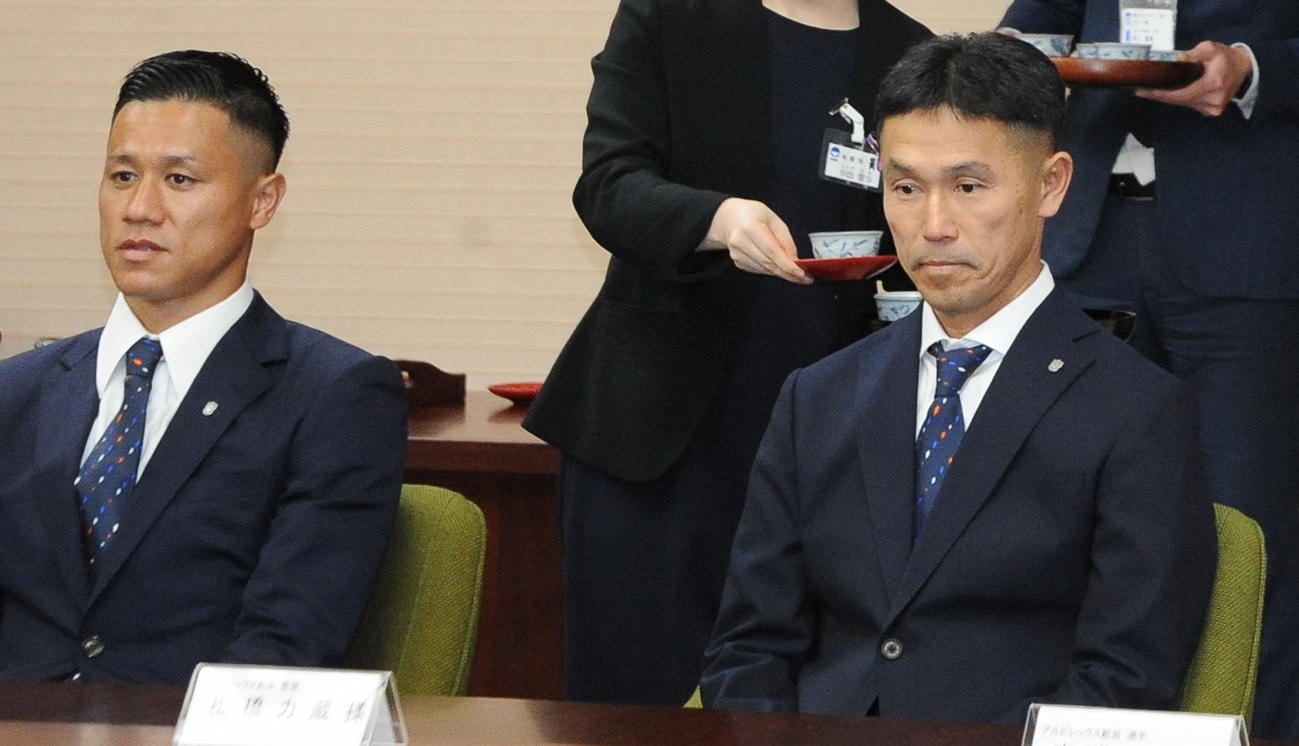 J1横浜ユース時代の師弟関係でもある松橋監督（右）と小野は県庁表敬訪問後に、オフに同じ日に、同じ場所で散髪をしていたことを明かした