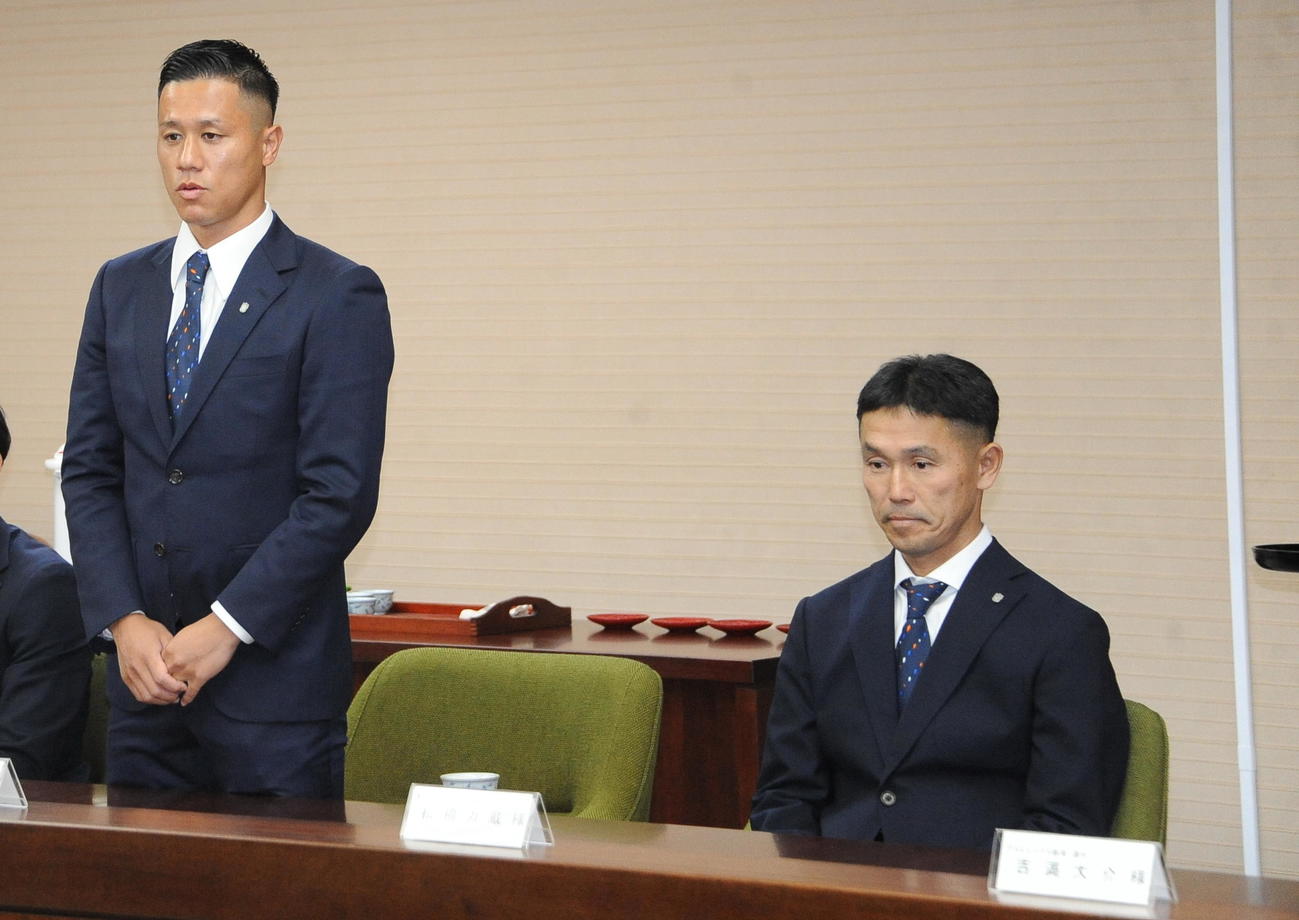 J1横浜ユース時代の師弟関係でもある松橋監督（右）と小野は県庁表敬訪問後に、オフに同じ日に、同じ場所で散髪をしていたことを明かした