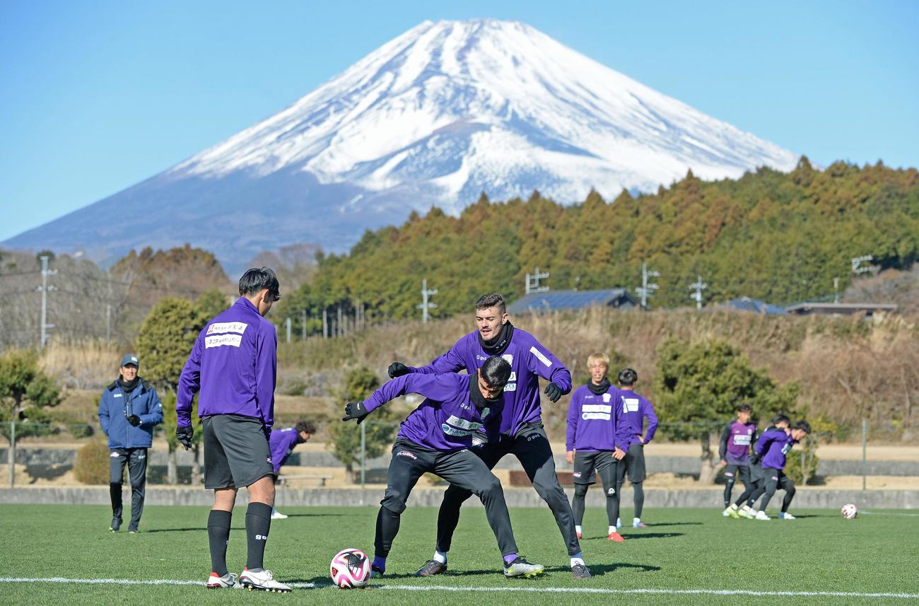 富士山を望むピッチで対人メニューをこなす藤枝の選手たち