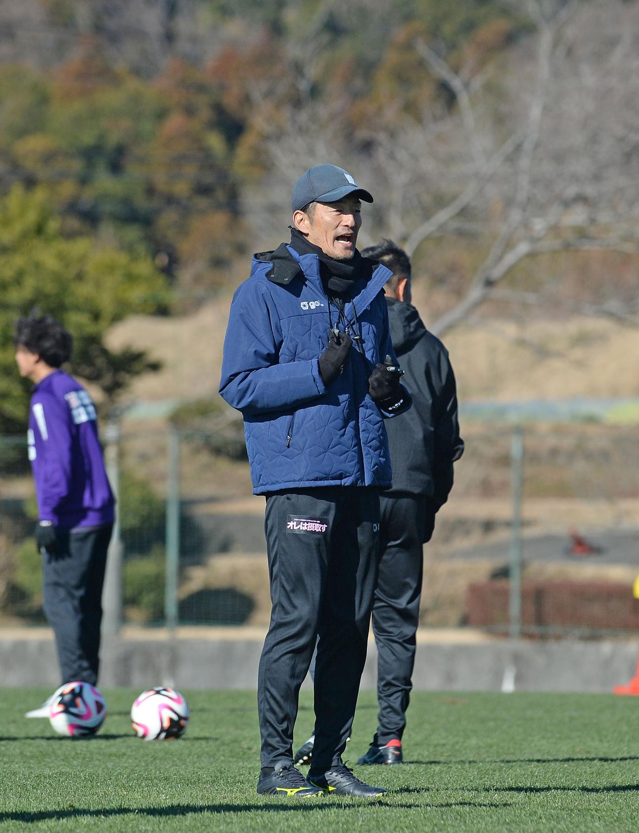 練習中に選手を鼓舞する藤枝の須藤監督