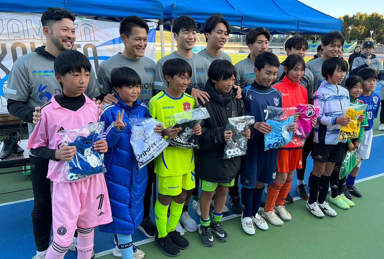 子供たちを対象にサッカー大会を開催した湘南DF岡本（後列右）。（後列左から）湘南OBの秋元陽太氏、湘南フットサルクラブの佐藤玲惟、湘南FW鈴木、DF松村、FW池田、FW平岡（一般社団法人スズイロー提供）
