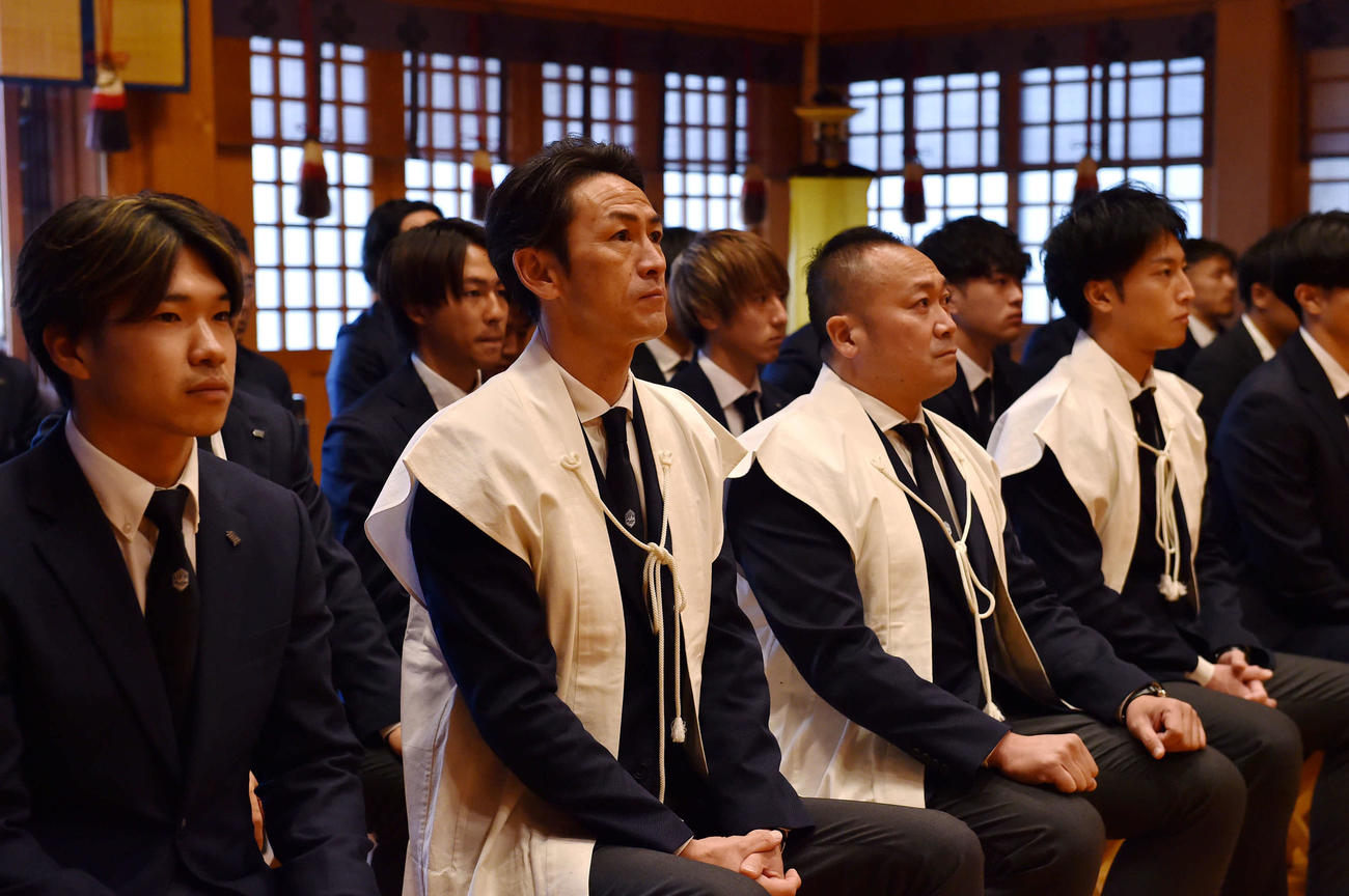 必勝祈願に臨む山形渡辺監督（左から2人目）