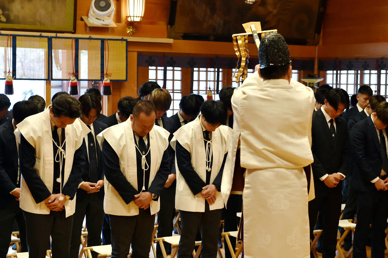 必勝祈願に臨む山形渡辺監督（左）と選手たち