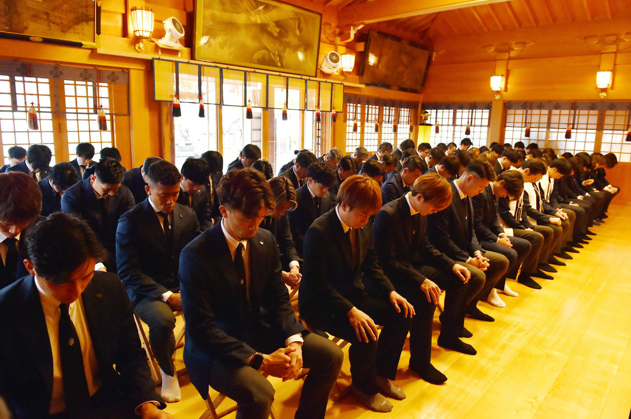 必勝祈願に臨む山形イレブン