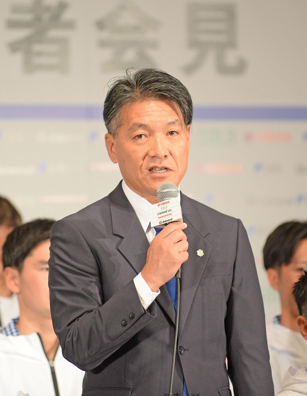 就任2年目の意気込みを語る磐田の横内監督