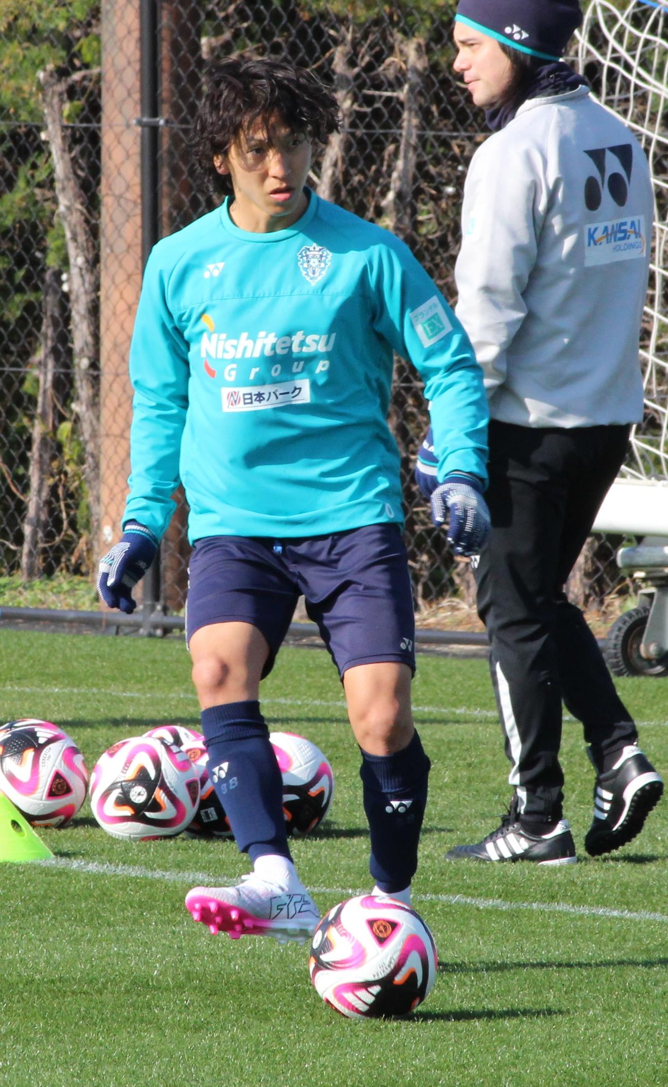 練習する福岡MF松岡大起（撮影・菊川光一）