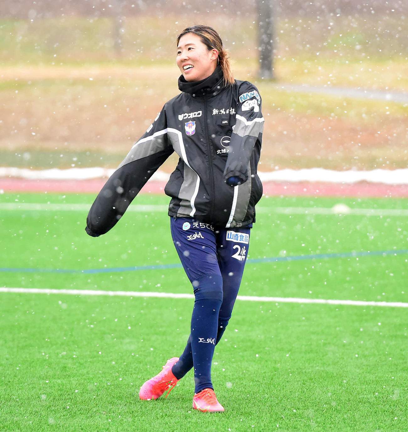 笑顔を見せる新潟レディース川村