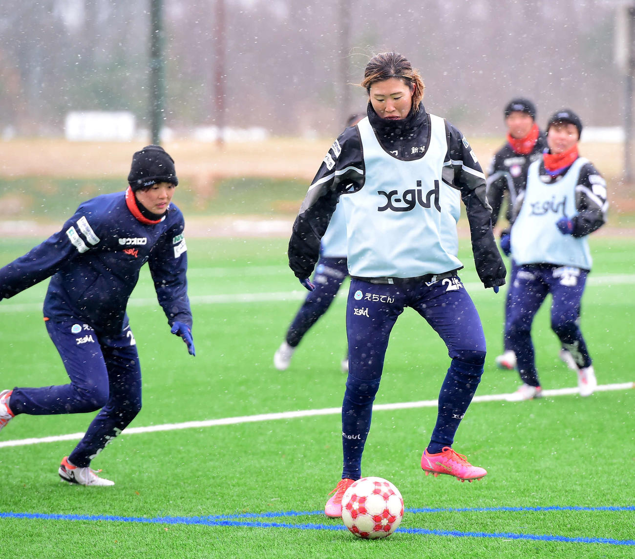 パスを出す新潟レディース川村