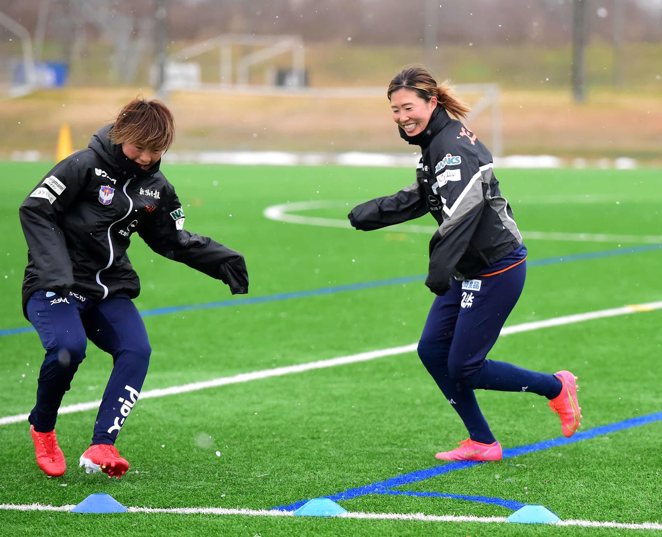 アップで笑顔を見せる新潟レディース川村（右）