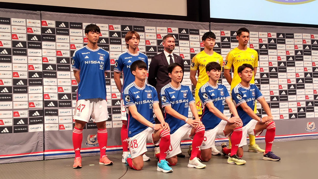 横浜の新体制発表会で、ハリー・キューウェル新監督（後方中央）と8人の加入選手