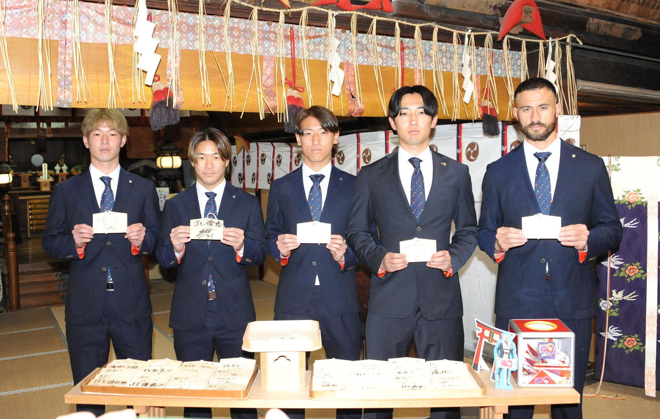 激励会前に神明宮で必勝祈願した左から長倉、堀米、秋山、遠藤、舞行龍