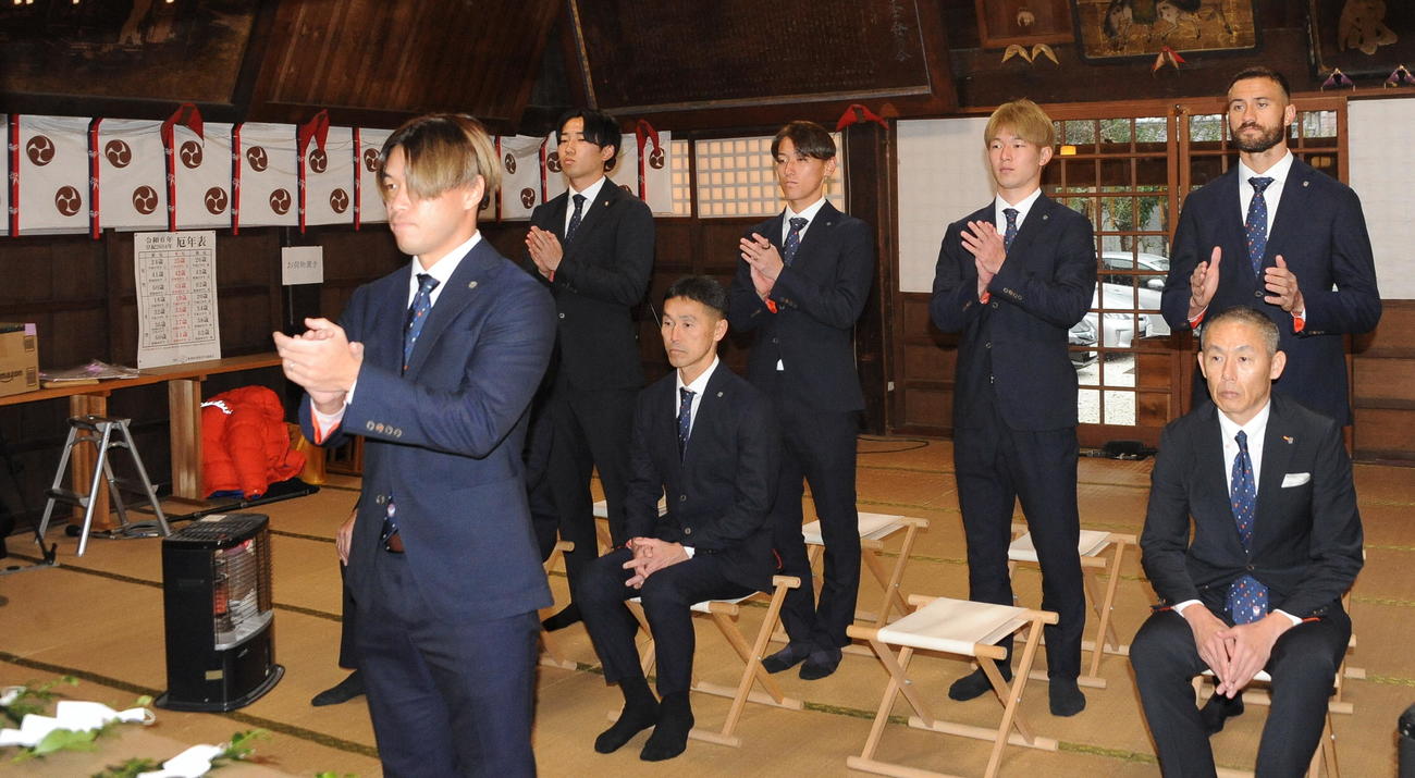 激励会前に、神明宮で必勝祈願する新潟のメンバー