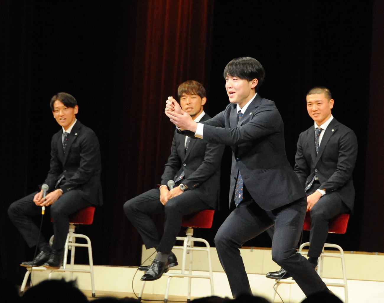 激励会で「一発芸」を披露する大卒ルーキーの奥村