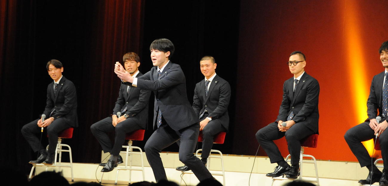 激励会で「一発芸」を披露する大卒ルーキーの奥村