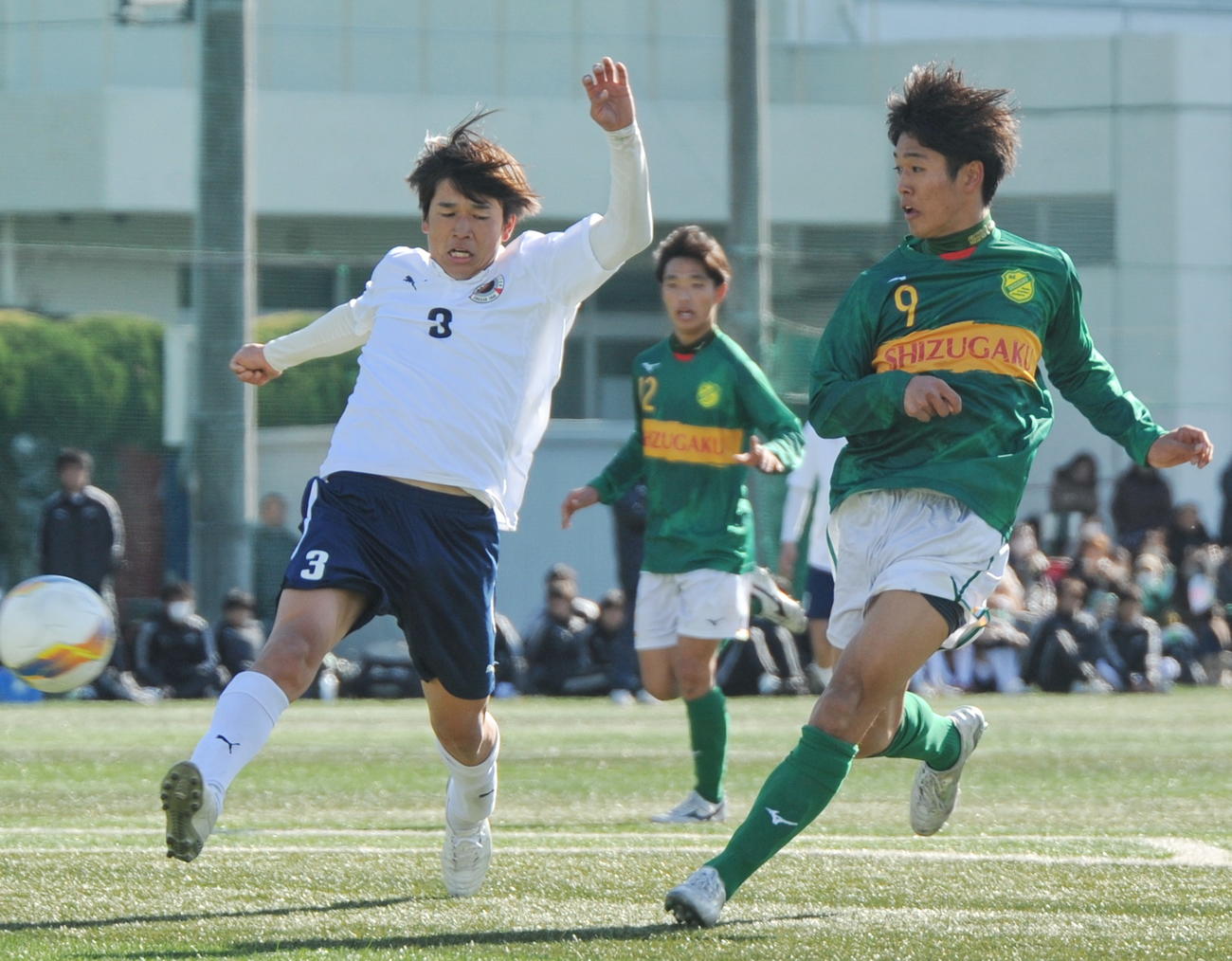 前半13分、自身2点目のゴールを決める静岡学園FW大木（右）