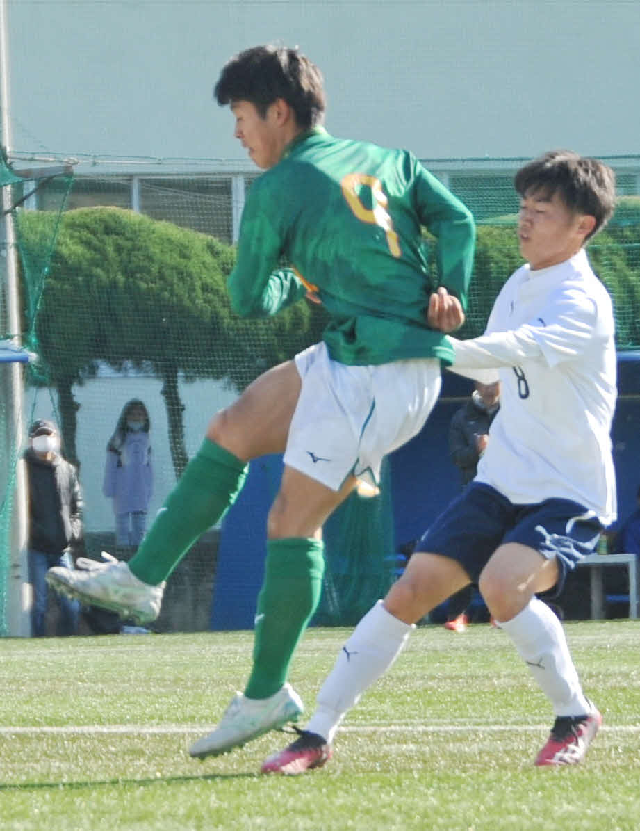 前半17分、ゴール正面から3点目のゴールを決める静岡学園FW大木（左）　