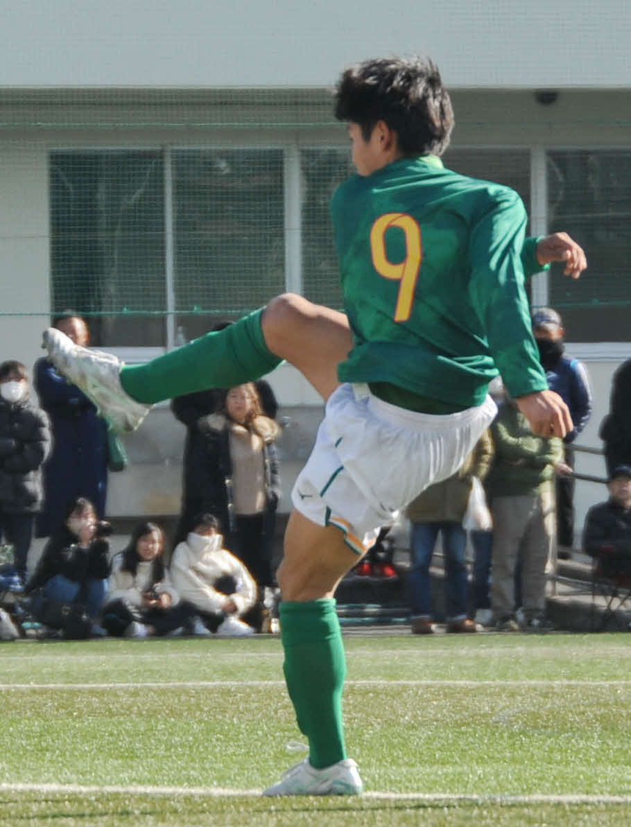 前半28分、自身4点目のゴールを押し込む静岡学園FW大木