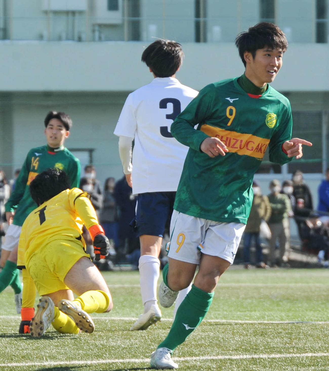 先制点を決め、ポーズを決める静岡学園FW大木（右）　　　　　