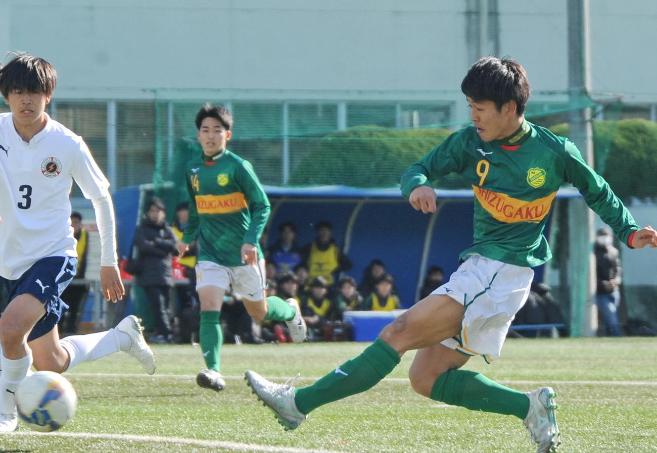 前半6分、先制ゴールを決める静岡学園FW大木（右）　　　