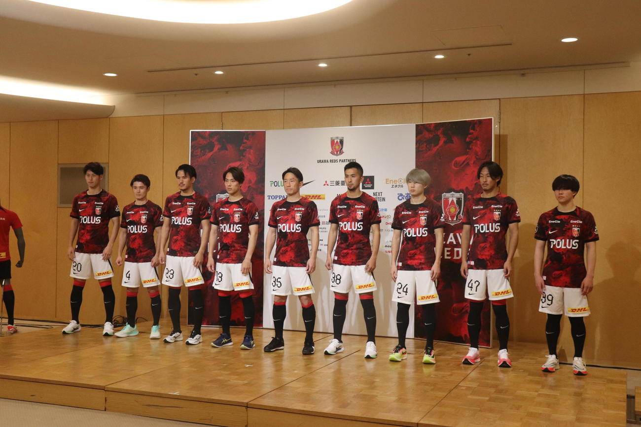 新体制発表に出席した（左から）DF佐藤、DF石原、DF井上、MF渡辺、MF宇賀神、FW前田、MF松尾、MF武田、MF早川