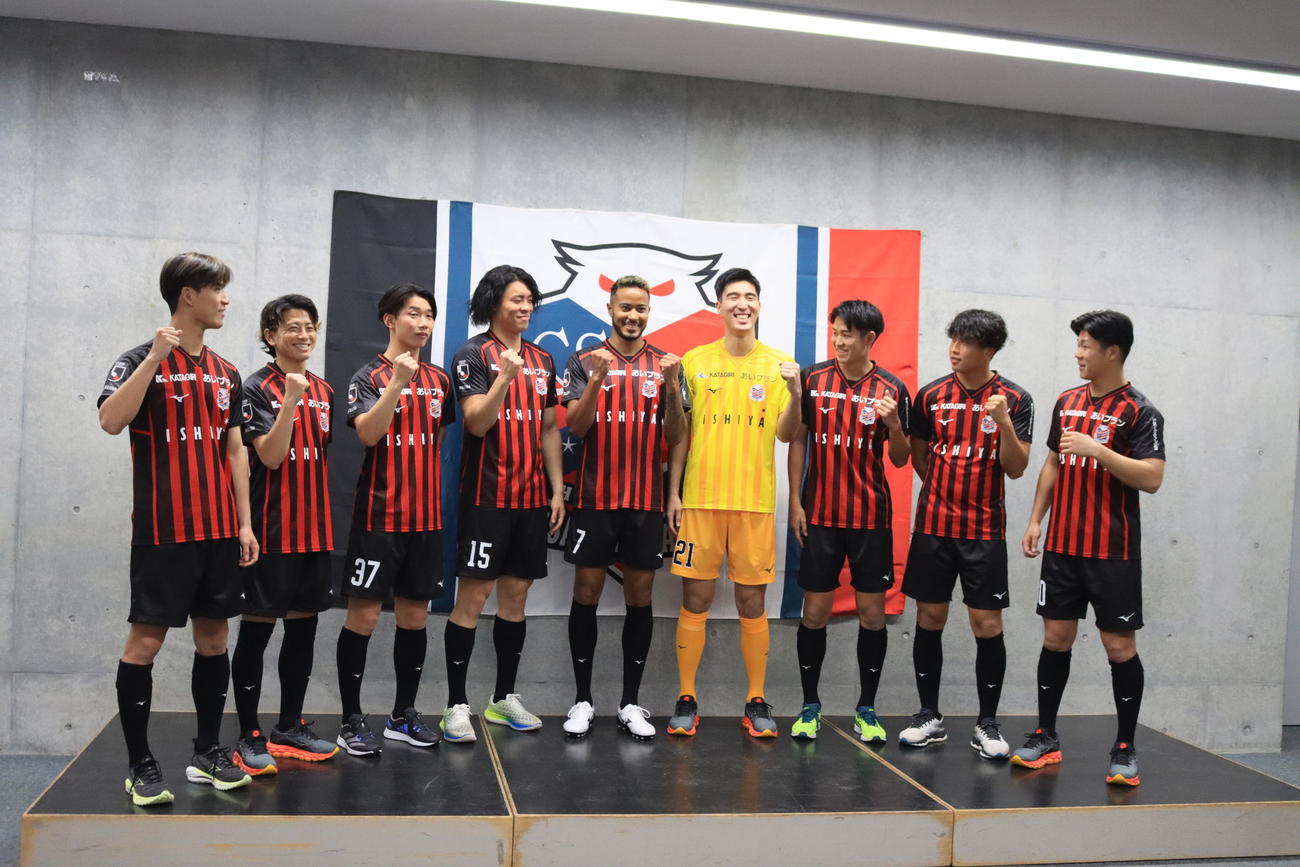 札幌新加入会見に出席した（左から）近藤、長谷川、田中克、家泉、鈴木、阿波加、高尾、岡田、出間（撮影・保坂果那）